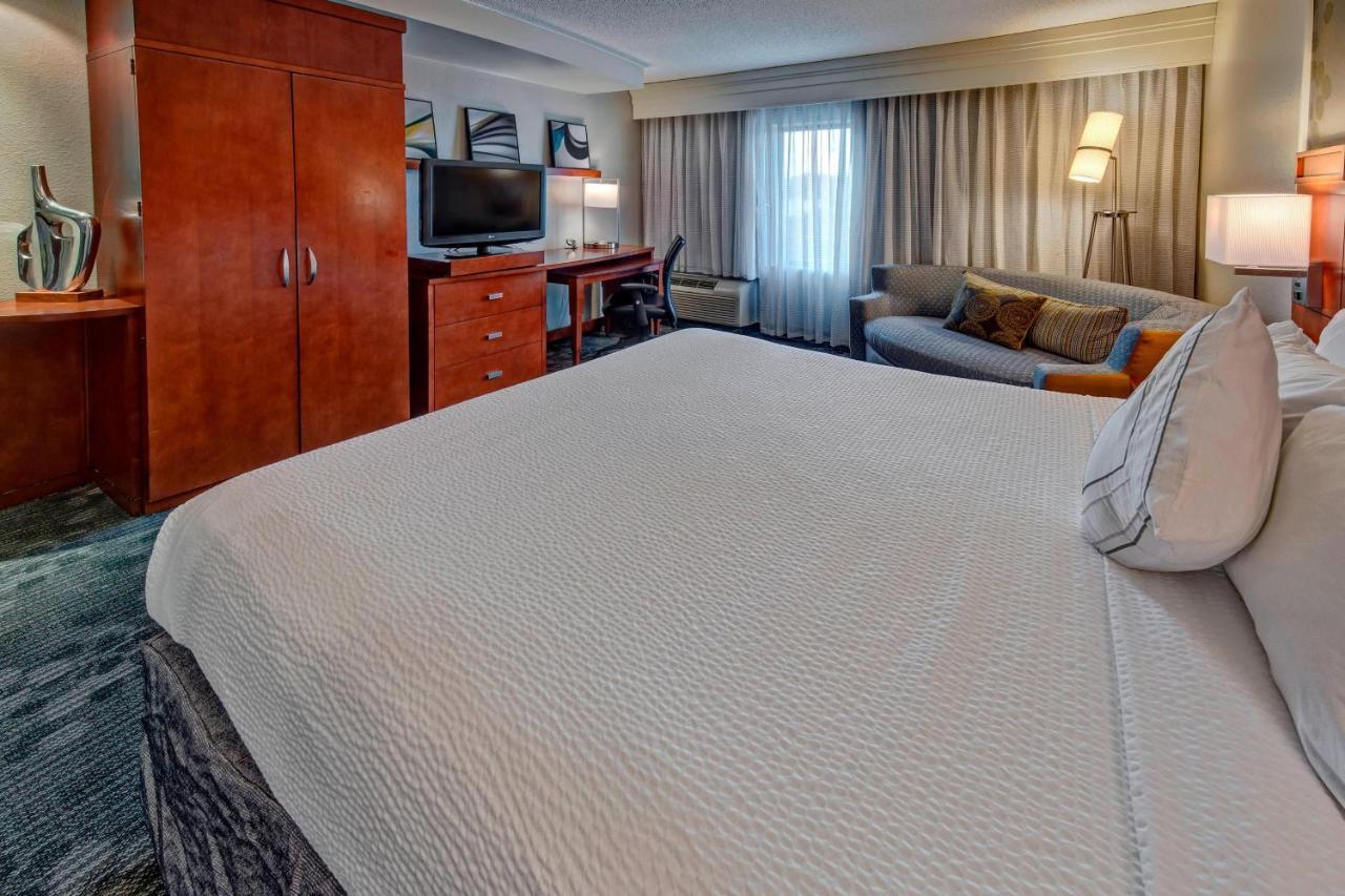 Courtyard By Marriott Alexandria Hotel Exterior photo