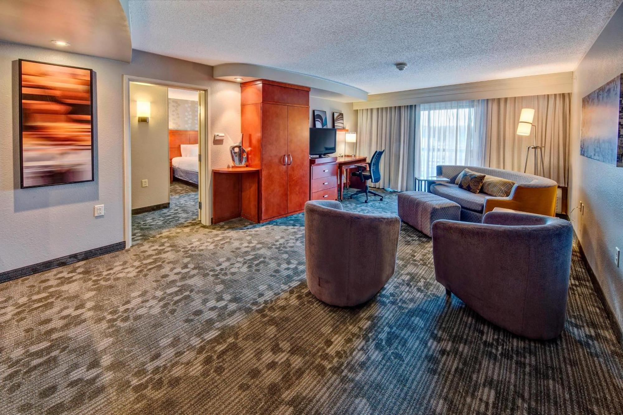 Courtyard By Marriott Alexandria Hotel Exterior photo
