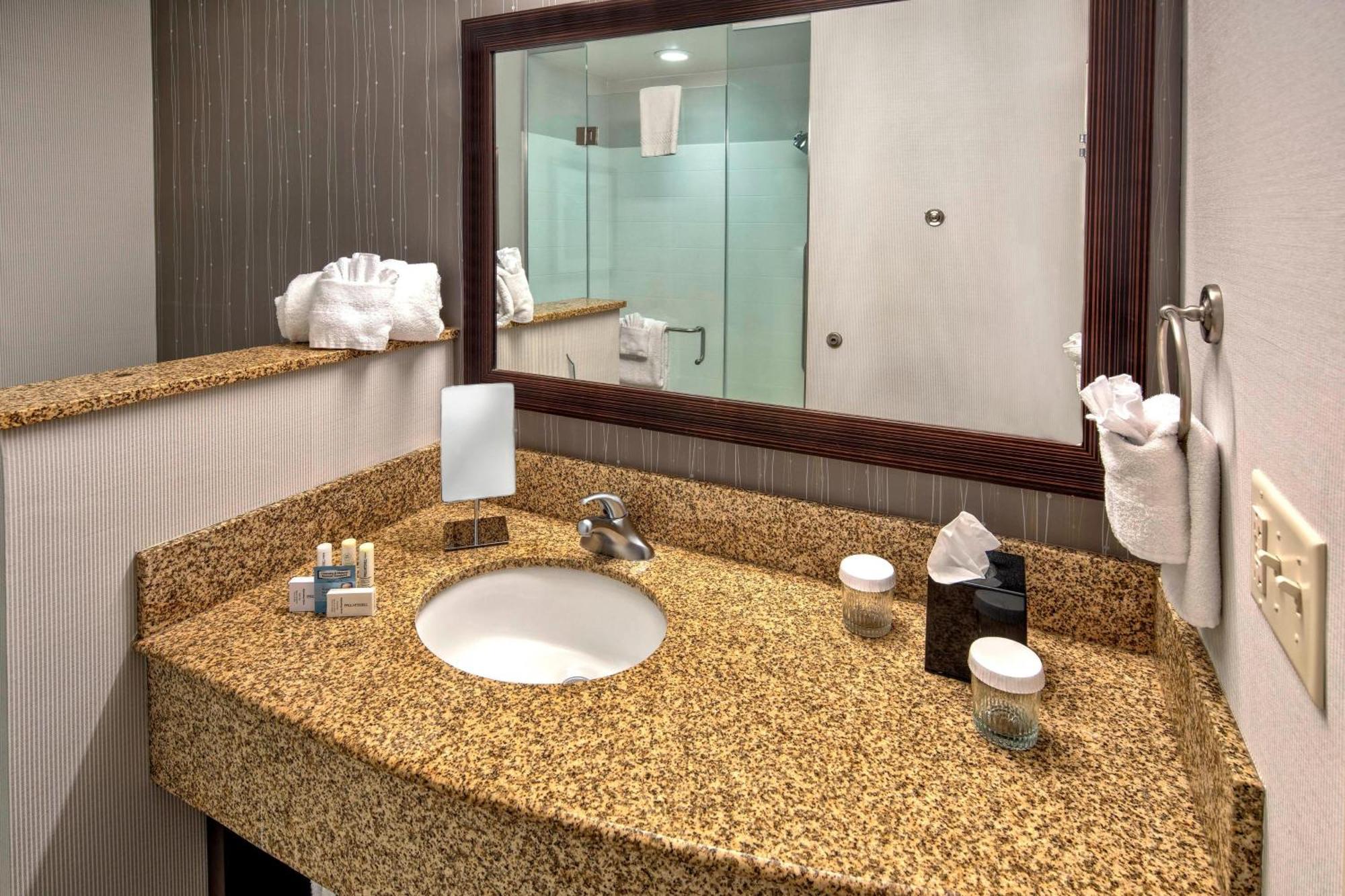 Courtyard By Marriott Alexandria Hotel Exterior photo