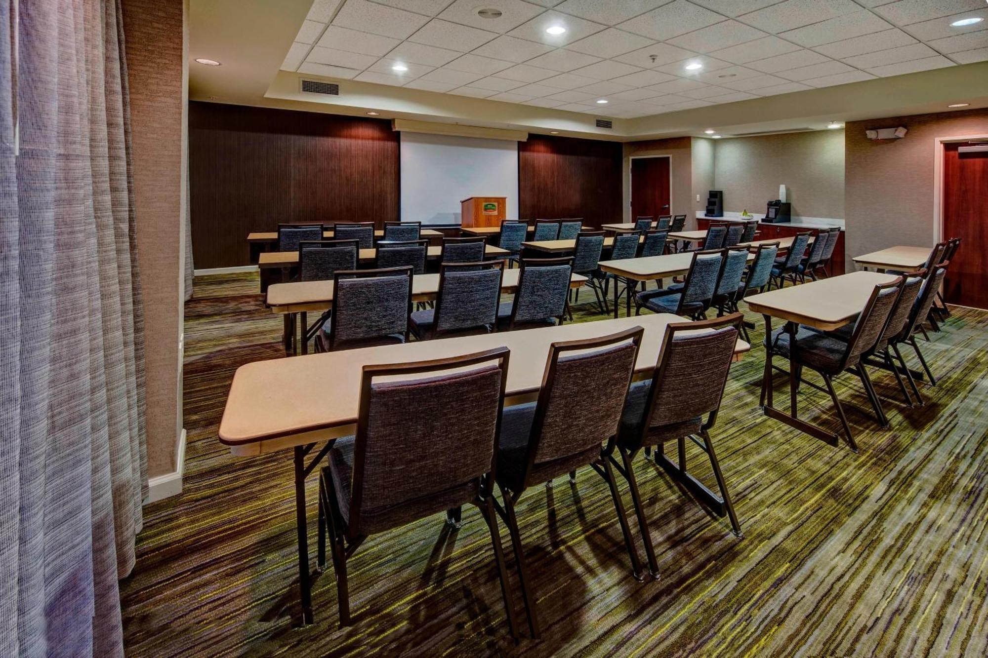 Courtyard By Marriott Alexandria Hotel Exterior photo
